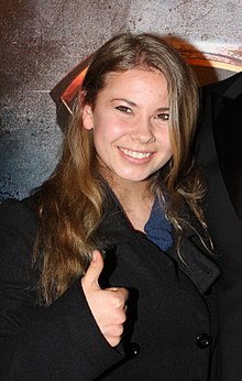 How tall is Bindi Irwin?